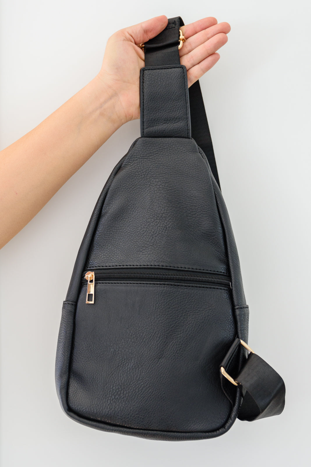 Effortlessly Chic Sling Bag In Black